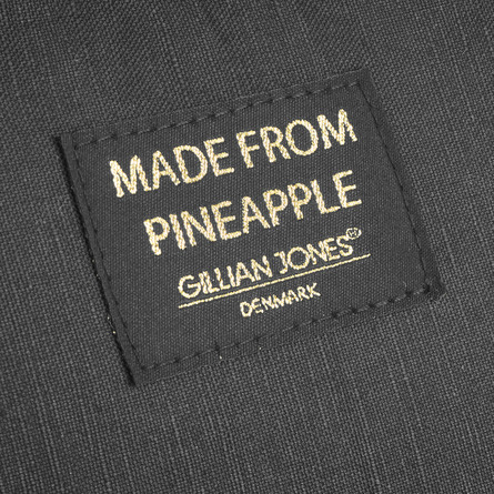 Gillian Jones Makeup pung  lavet af Ananas fibre i mat sort med en guld ananas printet på Mat sort med guld ananas printet på