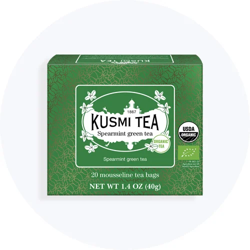 Grøn æske med Kusmi Tea Spearmint green tea på lys grå baggrund.