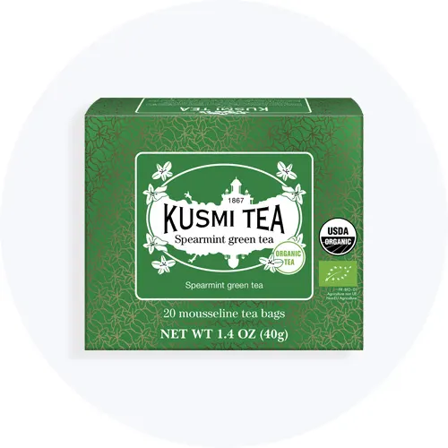 Grøn æske med Kusmi Tea Spearmint green tea på lys grå baggrund.
