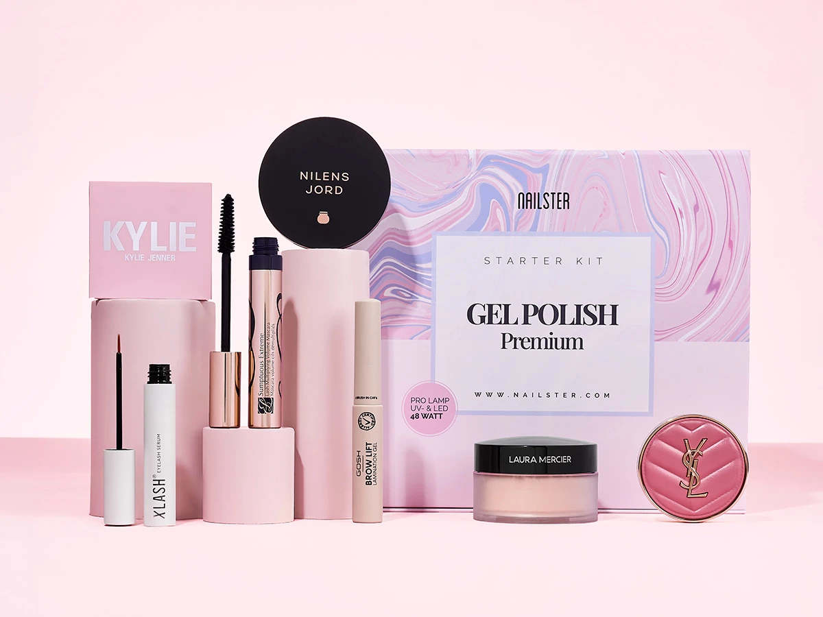 Nailster Gel Polish Premium Starter Kit og udvalgte makeup-produkter: mascara, vippeserum, bryngel, pudder, compacts.