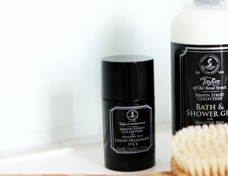 Her ses et par Taylor of Old Bond Street produkter på et badeværelse.