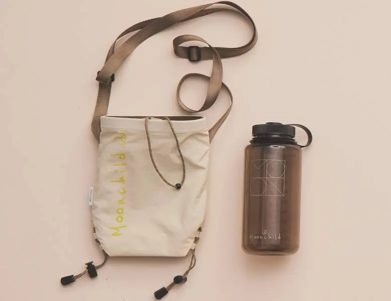 Her ses en lys baggrund med to accessories på.