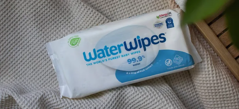 Her ses et billede af et WaterWipes produkt, som ligger på et gråt tæppe.