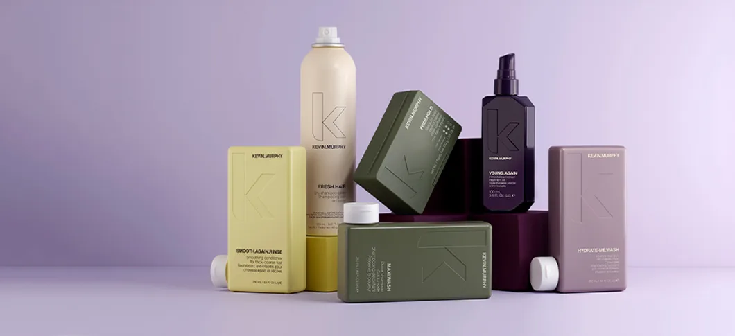 Her ses et udvalg af Kevin Murphy-hårplejeprodukter i grønne, gule, lilla og beige emballager. Sortimentet omfatter blandt andet Smooth.Again Rinse, Fresh.Hair, Young.Again og Hydrate-Me.Wash.