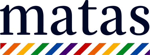 Matas-logo i mørk blå skrift med en række diagonale regnbuestriber under logoet. Striberne er i flere klare farver som rød, orange, gul, grøn, blå og lilla og giver logoet et Pride-inspireret udtryk.