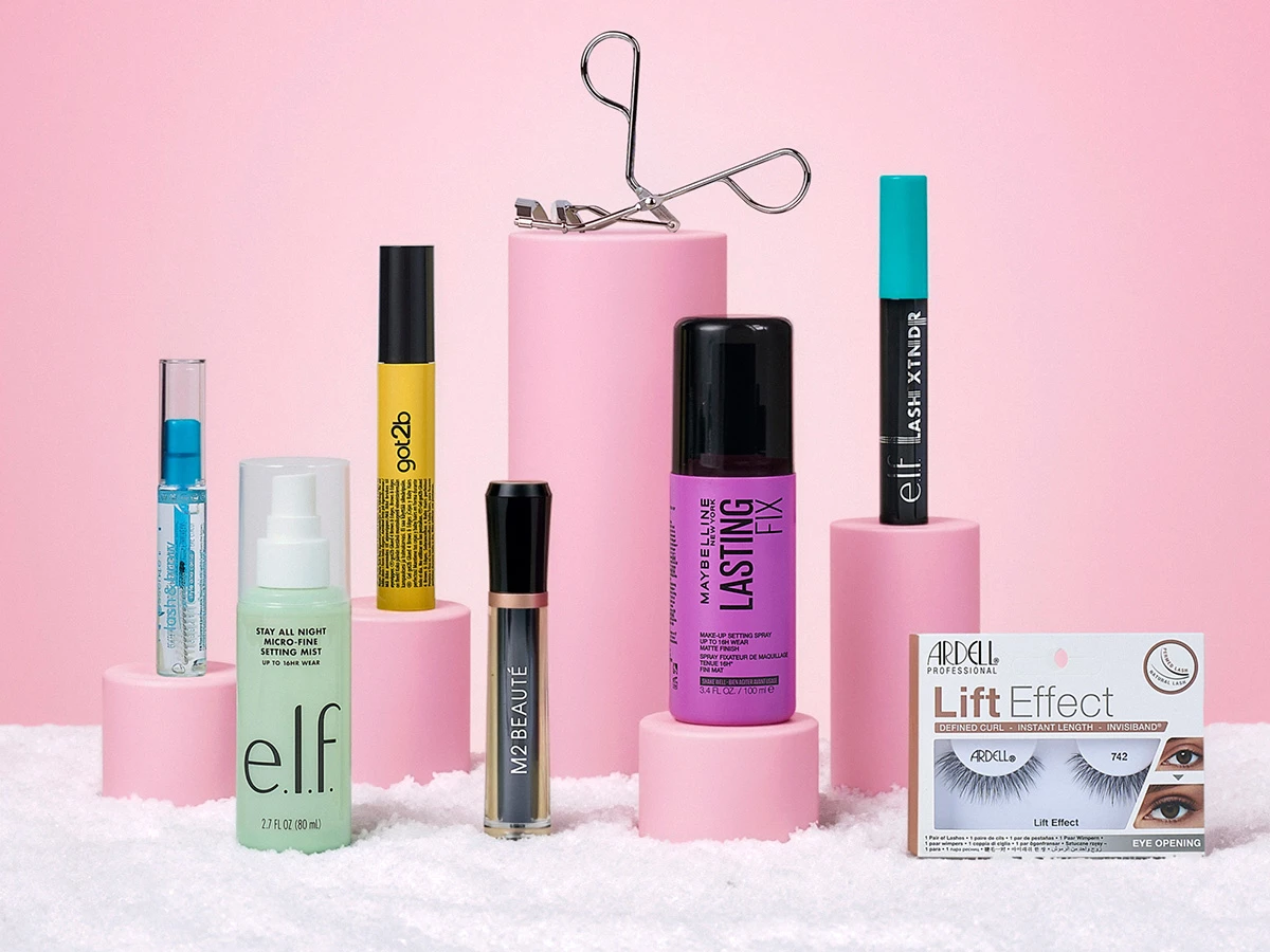 Makeup-produkter til øjne og ansigt, inklusive mascara, bryngele, vippebukker, setting spray og falske øjenvipper.
