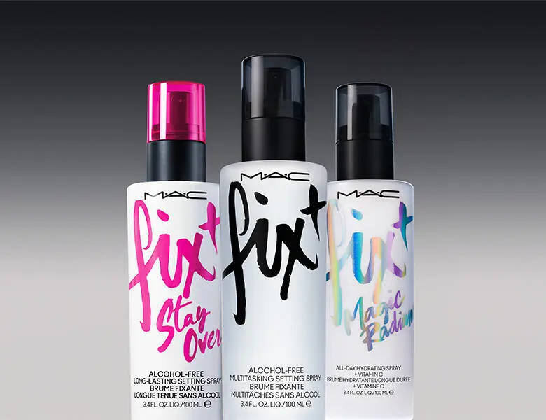 Her ses en mørkegrå baggrund med tre forskellige setting sprays fra MAC.