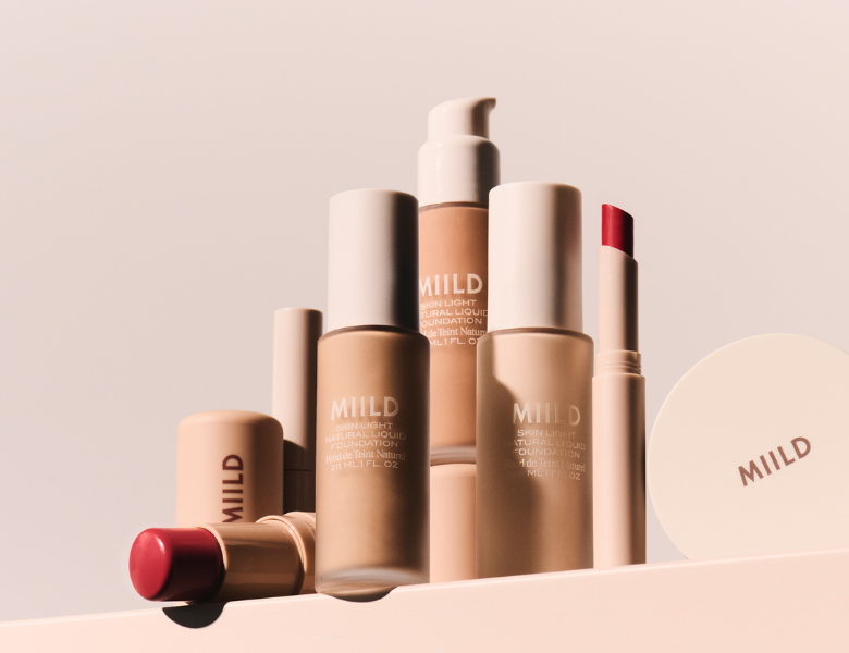 Her ses forskellige makeupprodukter fra MIILD, bl.a. foundation, læbestift og blush stick