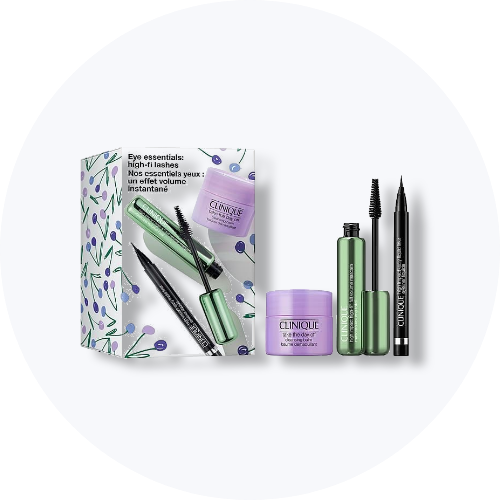 Her ses et billede med et gavekit fra Clinique placeret mod en lys, rund baggrund. Der ses blandt andet mascara, eyeliner og hudplejeprodukter samt en æske med teksten “Eye essentials: high-fi lashes”. Produkterne er i grønne, sorte og lilla nuancer.
