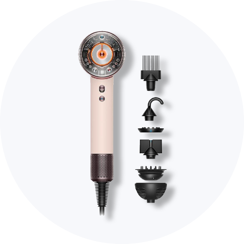 Her ses et billede af et stylingværktøj fra Dyson placeret centralt mod en lys, rund baggrund. Ved siden af ses flere tilbehørsdele og mundstykker arrangeret lodret. Stylingværktøjet er i lyserøde og mørke nuancer med synlige detaljer i toppen.