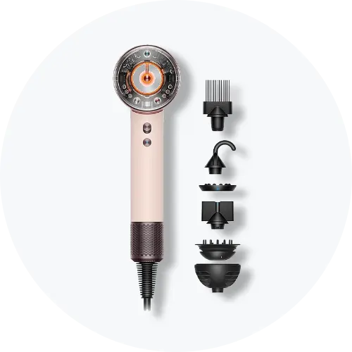 Her ses et billede af et stylingværktøj fra Dyson placeret centralt mod en lys, rund baggrund. Ved siden af ses flere tilbehørsdele og mundstykker arrangeret lodret. Stylingværktøjet er i lyserøde og mørke nuancer med synlige detaljer i toppen.