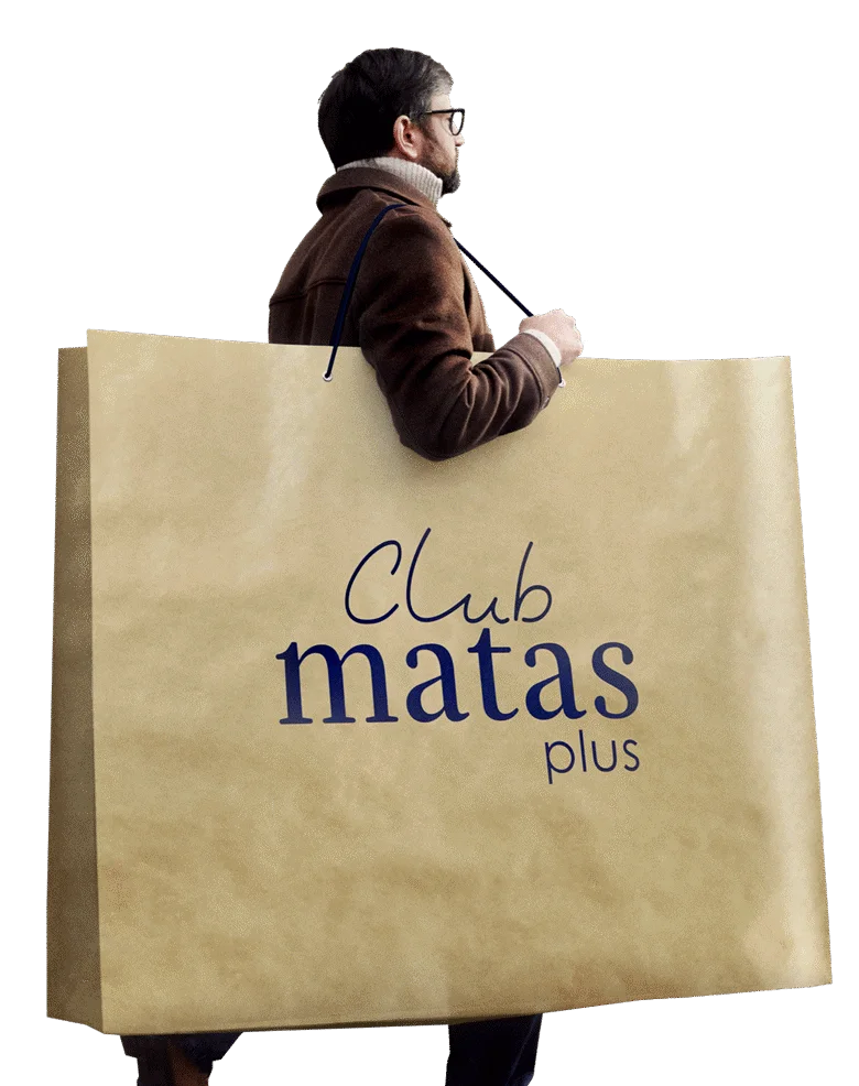 Her ses en mand med en kæmpe papirspose. På den står "Club Matas Plus".