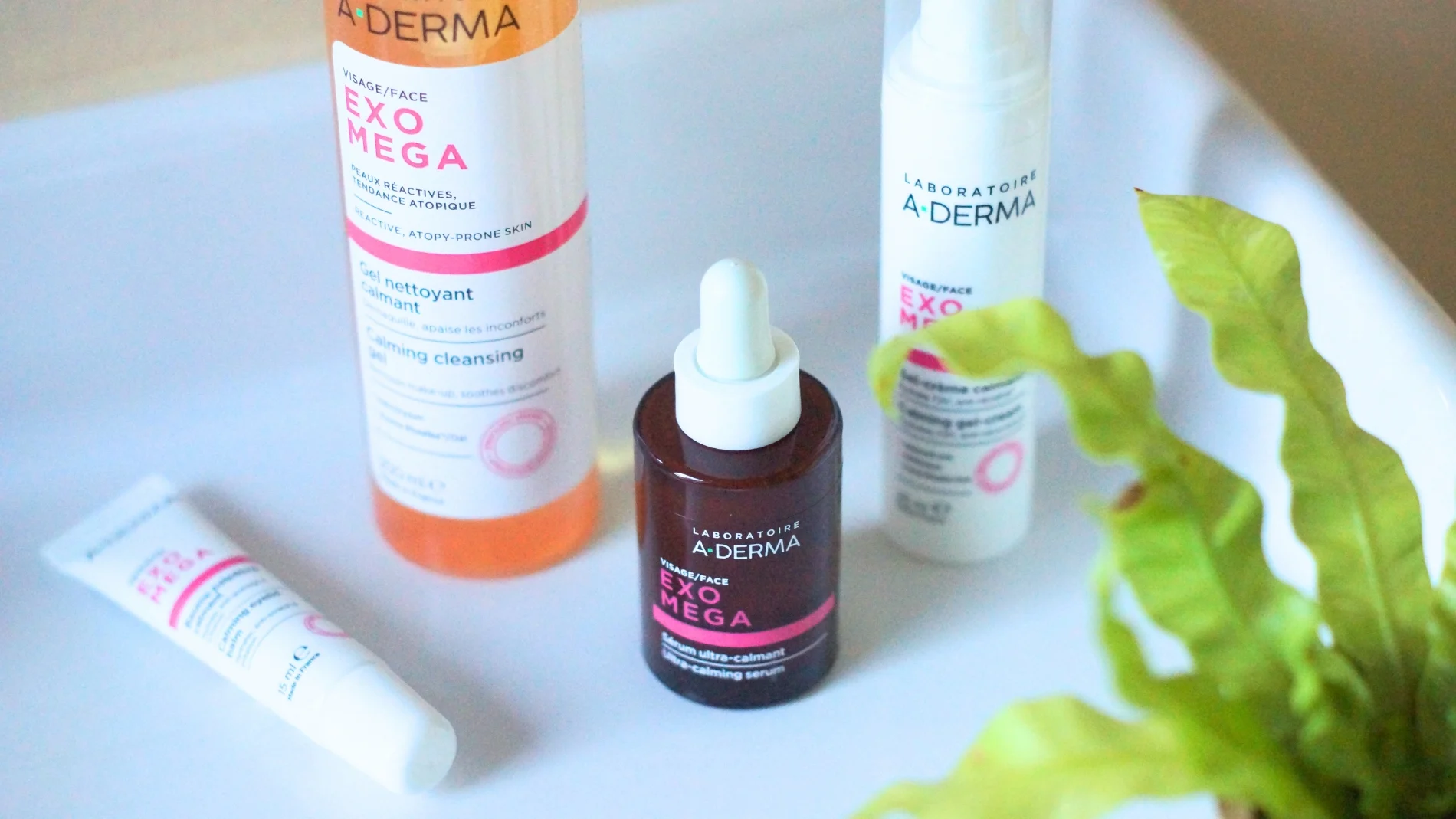 A-Derma Exomega hudplejeserie med rensegel, ultra-beroligende serum, øjenbalsam og beroligende gel-creme.