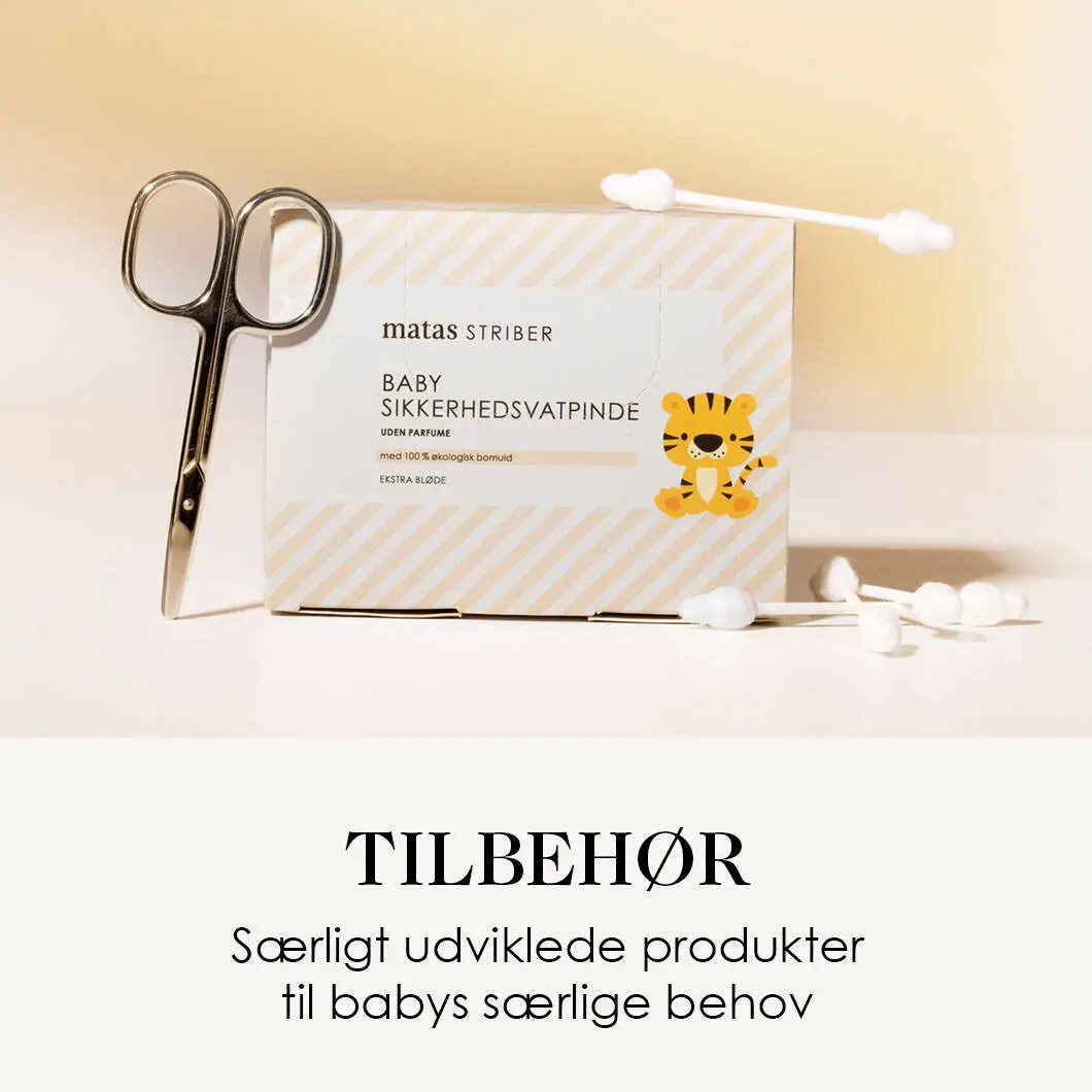 Her ses en gullig baggrund med en neglesaks, en pakke baby sikkerhedsvatpinde samt nogle løse vatpinde. Nederst er en hvid baggrund med en sort tekst.