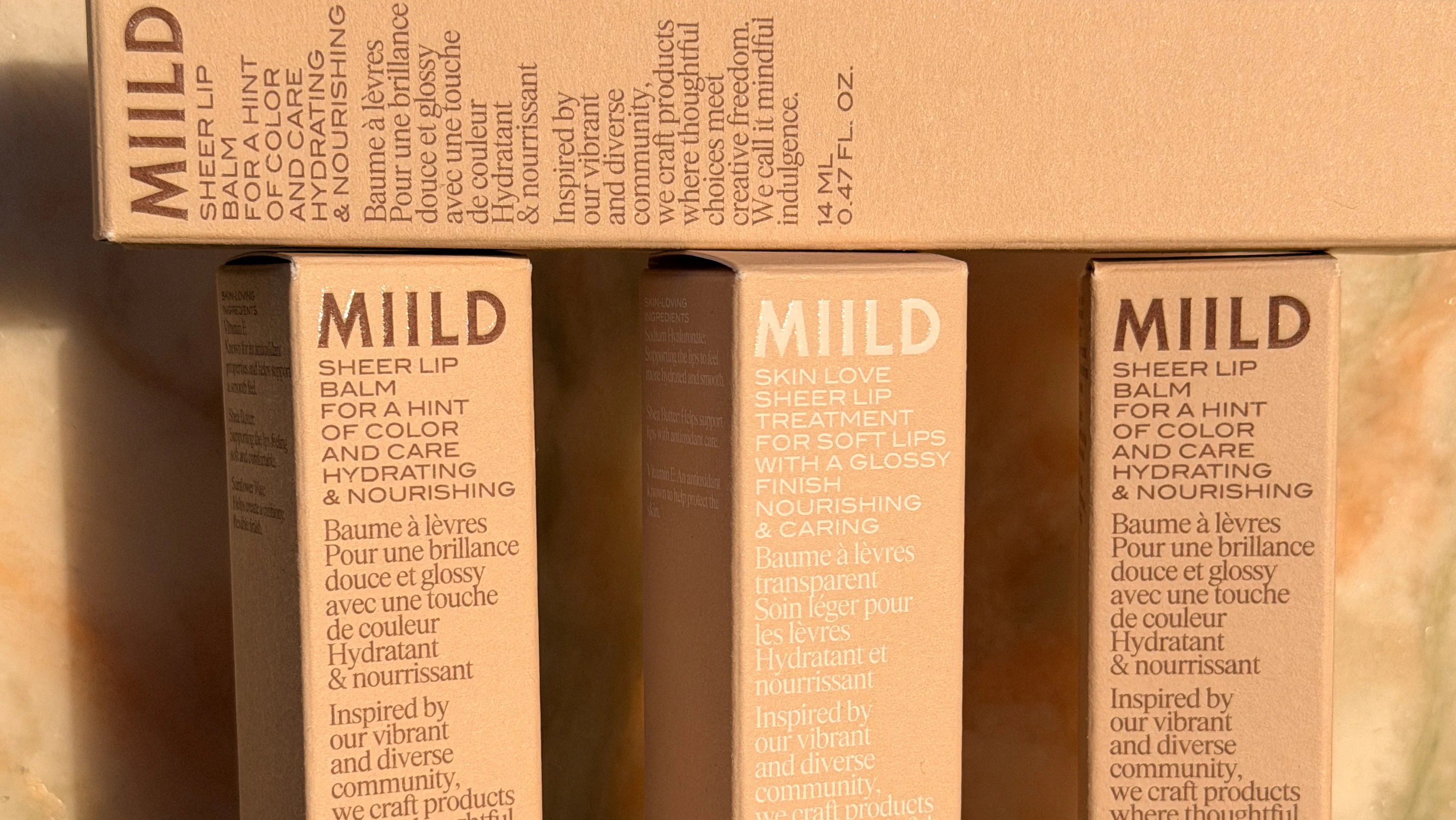 Fire beige papæsker til MIILD læbeprodukter: tre Sheer Lip Balms og en Skin Love Sheer Lip Treatment.