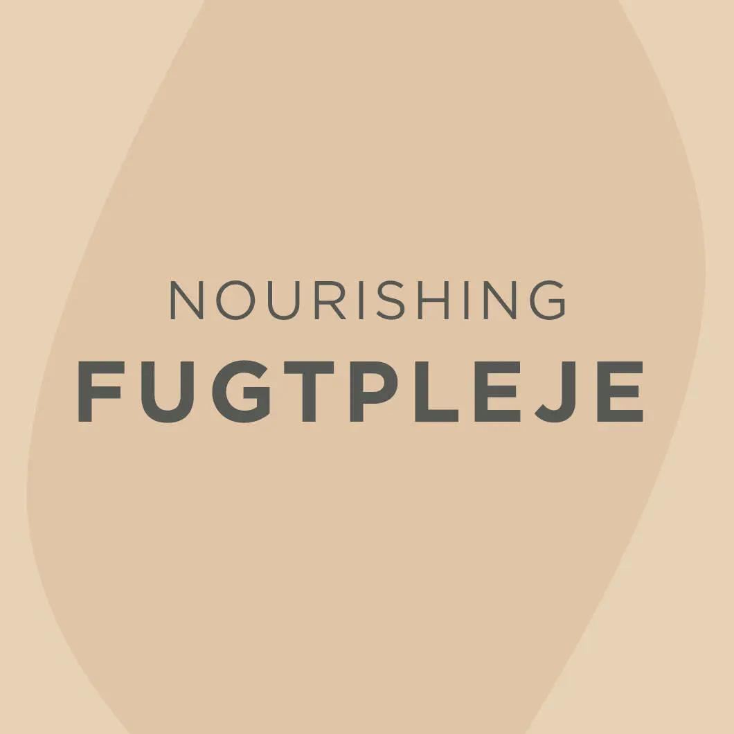Grafisk billede med beige baggrund og bløde former. I midten står teksten ‘Nourishing Fugtpleje’ i mørke bogstaver.