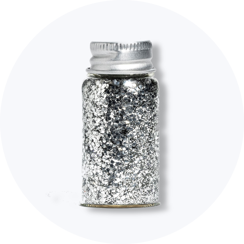 En lille glasflaske fyldt med sølvglimmer, toppet med en sølvfarvet metalkapsel.