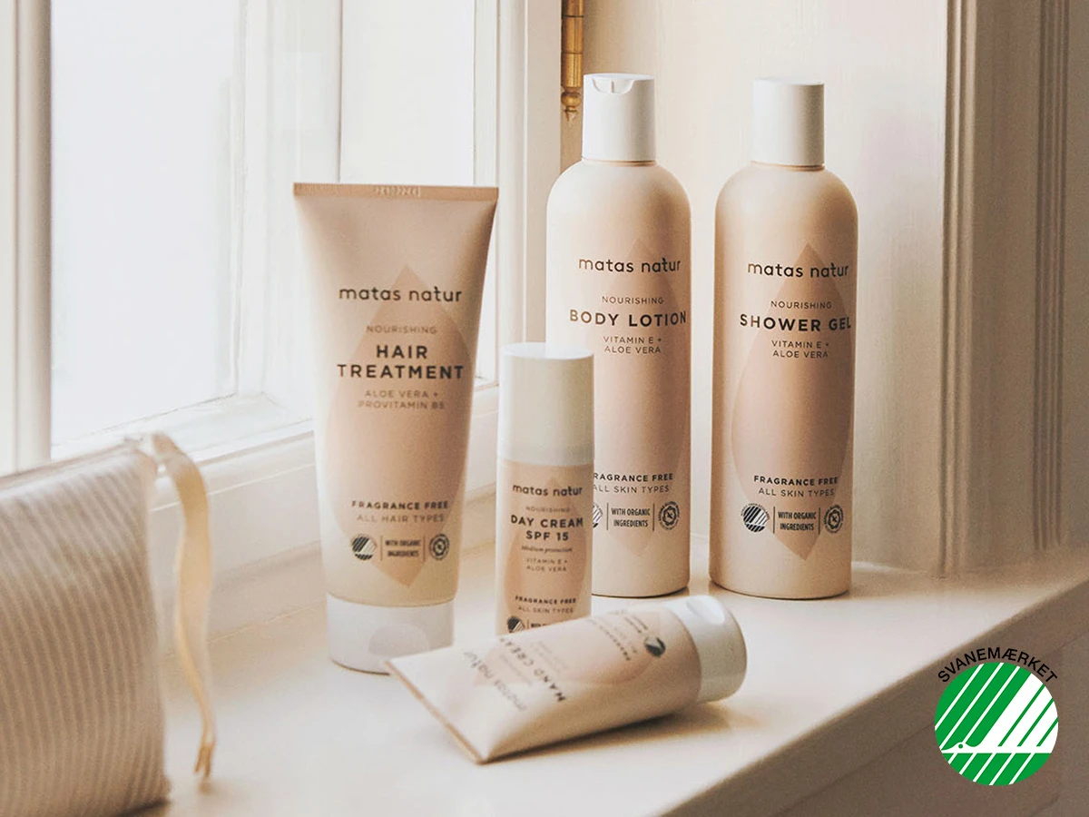 Fem Matas Natur skønhedsprodukter med Svanemærket-logoet: hårkur, bodylotion, showergel, dagcreme SPF 15 og håndcreme.