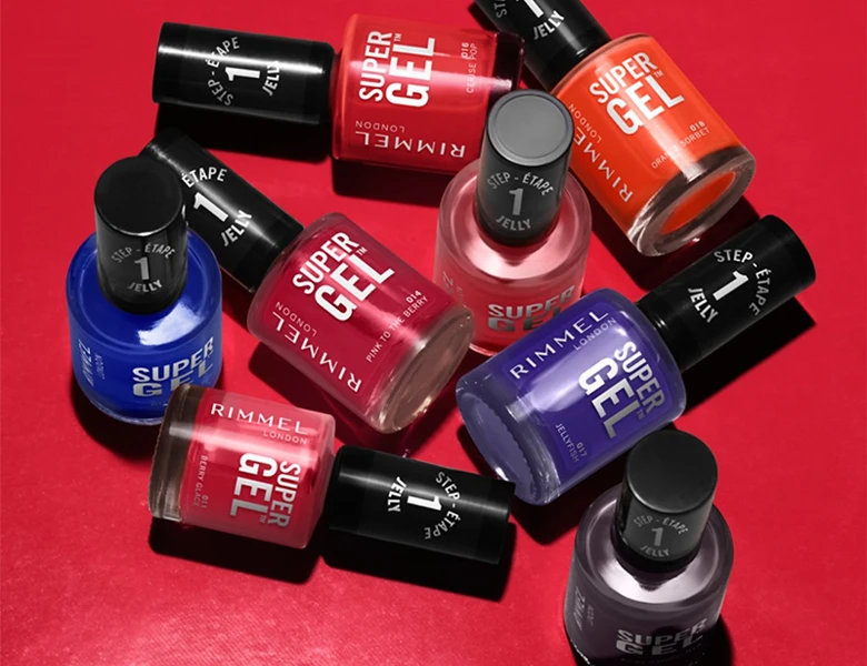 Her ses et billede med flere neglelakker fra Rimmel London placeret mod en rød baggrund. På produkterne står teksten “SUPER GEL”, og neglelakkerne er i forskellige farver som blå, pink, rød og lilla.