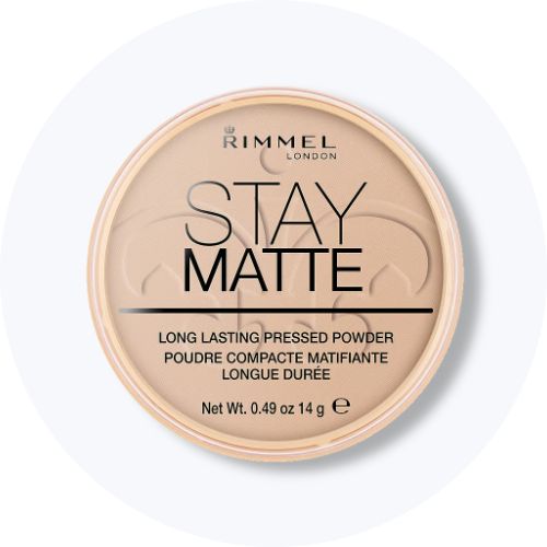 Her ses Rimmel Stay Matte Long Lasting Pressed Powder i en rund beholder med transparent låg. På produktet står “Stay Matte” og “Long Lasting Pressed Powder”.