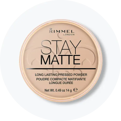 Her ses Rimmel Stay Matte Long Lasting Pressed Powder i en rund beholder med transparent låg. På produktet står “Stay Matte” og “Long Lasting Pressed Powder”.