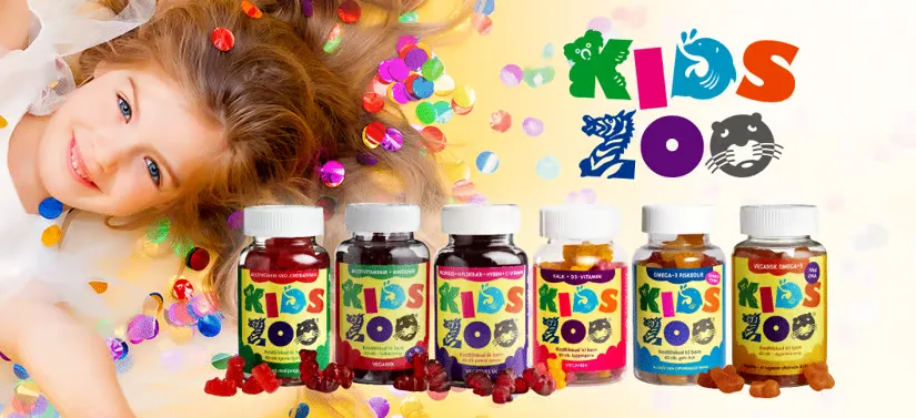Her ses et barn som ligger med Kids Zoo produkter og konfetti.