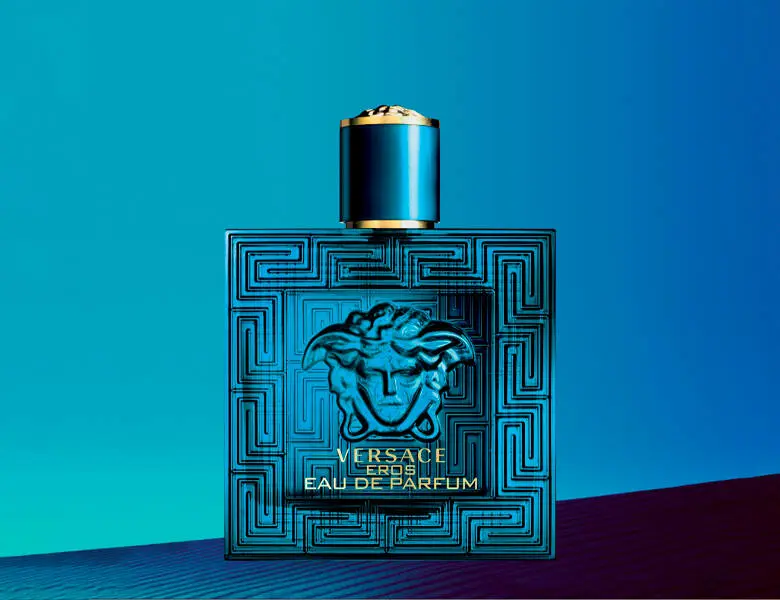 Her ses en blå baggrund med en blå Versace parfume.