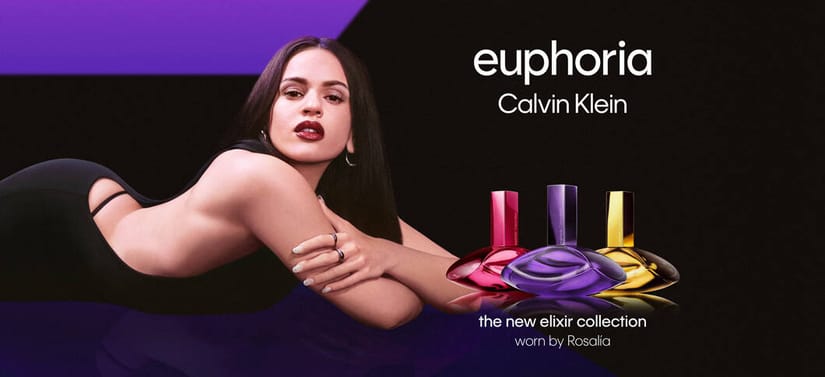 Her ses et billede med en person placeret til venstre mod en mørk baggrund med lilla farveelementer. Til højre vises flere parfumeflakoner i farverne pink, lilla og gul. Øverst står teksten “euphoria Calvin Klein”, og nederst står “the new elixir collection worn by Rosalía”.