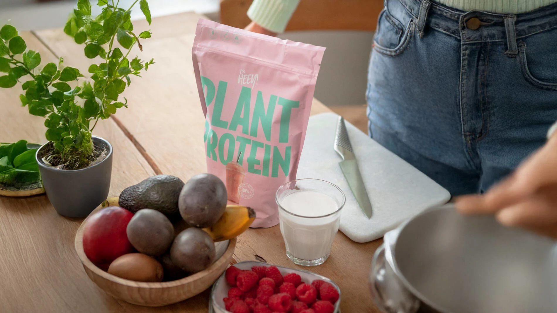 Kosttilskud og bær på et køkkenbord