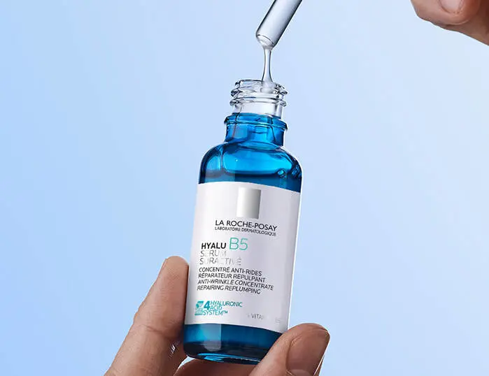 Her er et billede af et La Roche-Posay produkt. Baggrunden er lyseblå.