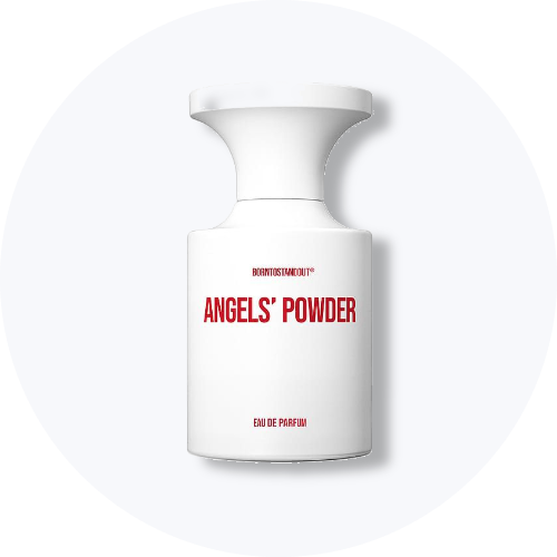 Her ses et billede af en parfumeflakon fra BornToStandOut placeret centralt mod en lys, rund baggrund. På flakonen står teksten “ANGELS’ POWDER” samt “EAU DE PARFUM”. Flakonen er i mat hvid med rød tekst.
