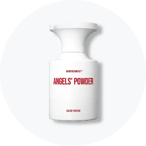 Her ses et billede af en parfumeflakon fra BornToStandOut placeret centralt mod en lys, rund baggrund. På flakonen står teksten “ANGELS’ POWDER” samt “EAU DE PARFUM”. Flakonen er i mat hvid med rød tekst.