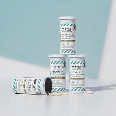 Her ses en grønlig og hvid baggrund med fire ProFokus produkter i samme farver. 