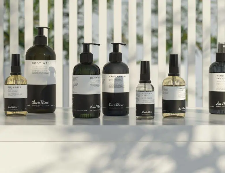 Her ses flere forskellige produkter fra Less Is More. De står på en hvid overflade.