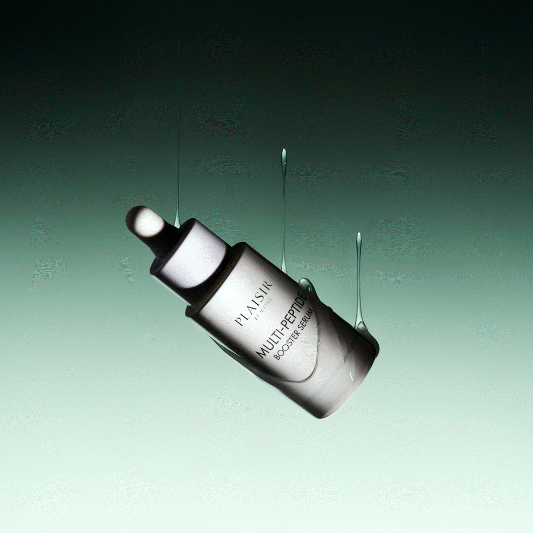 En flaske Plaisir Multi-Peptide Booster Serum med pipette svæver skråt mod en grøn baggrund. Små dråber af serum drypper omkring flasken og skaber et rent, laboratorielignende udtryk.