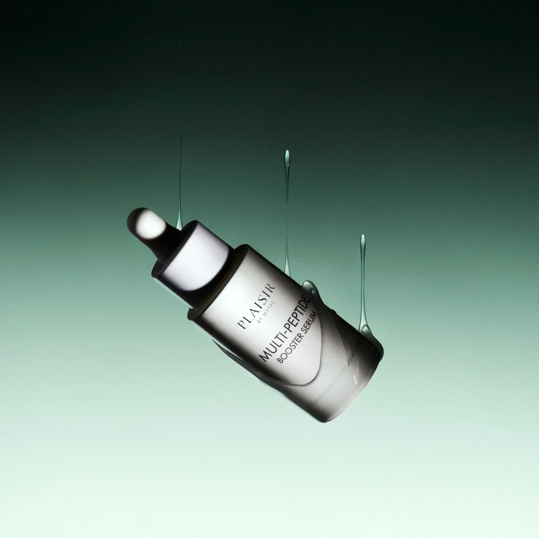 En flaske Plaisir Multi-Peptide Booster Serum med pipette svæver skråt mod en grøn baggrund. Små dråber af serum drypper omkring flasken og skaber et rent, laboratorielignende udtryk.