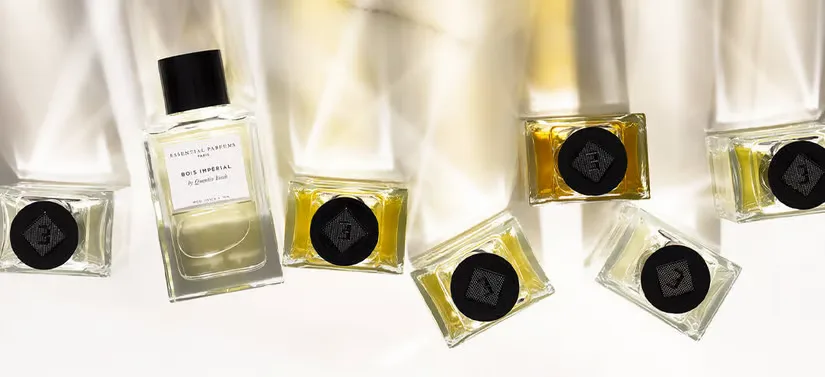 Her ses en masse forskellige parfumer fra Essential Parfums på en lys baggrund. 