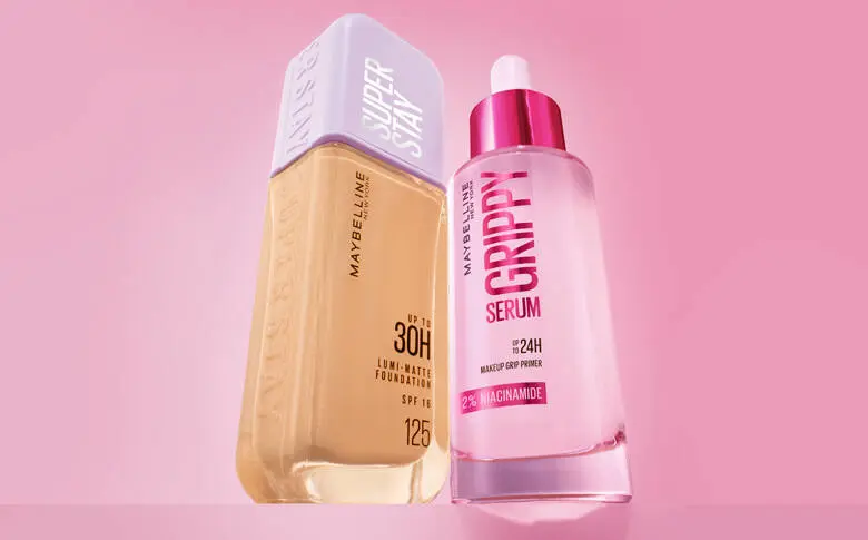 Her ses en lyserød baggrund med to Maybelline produkter til ansigtet. 