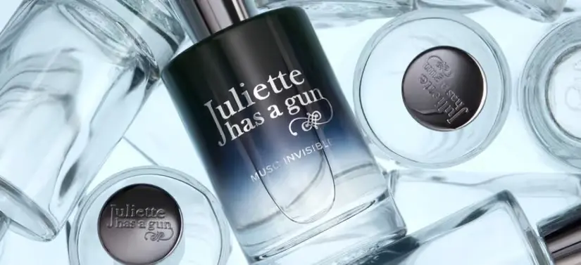 Her ses en mørk Juliette Has A Gun parfume , som ligger i midten af andre lyse Juliette Has A Gun parfumer.