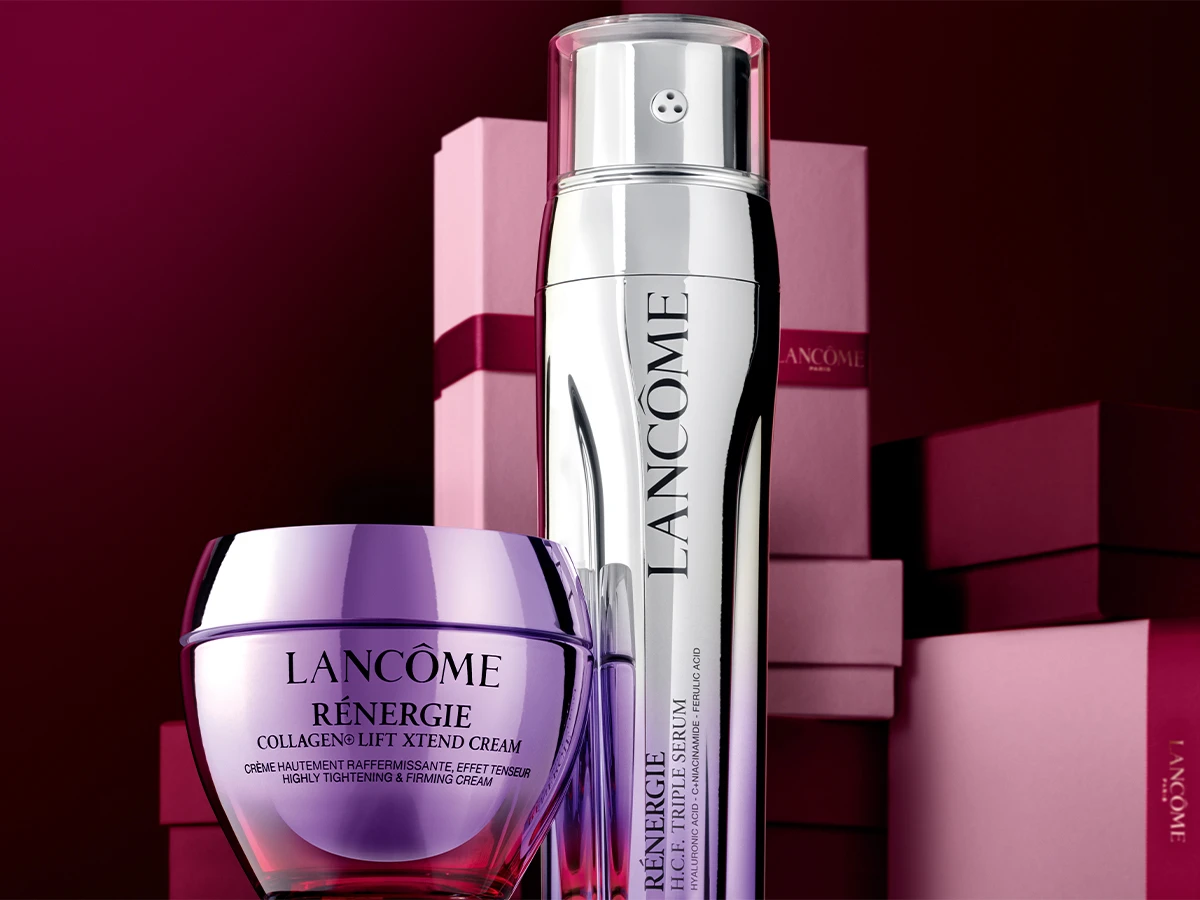 Lancôme Rénergie Collagen Lift Xtend Cream krukke og H.C.F. Triple Serum flaske foran lyserøde gaveæsker.