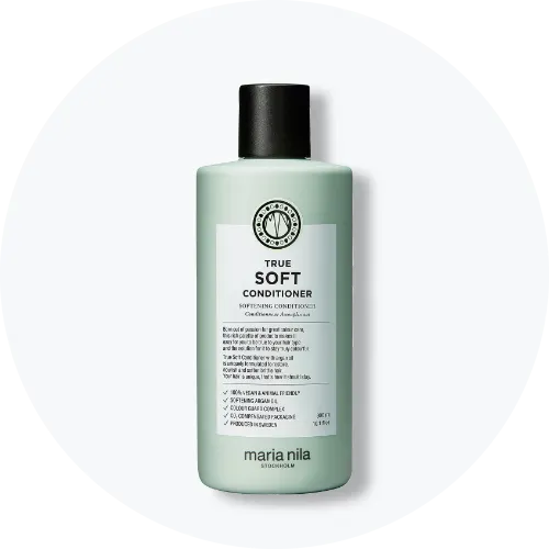 Her ses Maria Nila True Soft Conditioner i en lysegrøn flaske med sort låg. På emballagen står blandt andet “True Soft Conditioner”, “Softening Conditioner” og “Maria Nila Stockholm”.