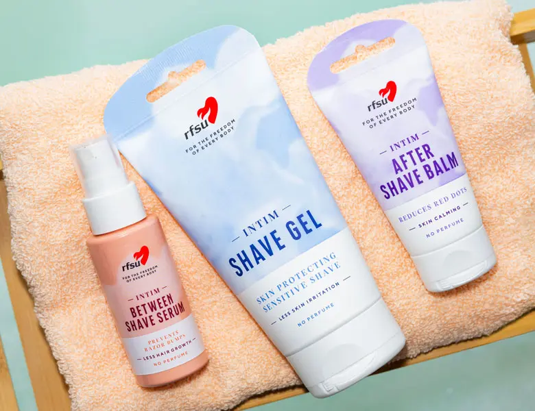 RFSU Intim Between Shave Serum, Shave Gel og After Shave Balm ligger på et lysegult håndklæde.