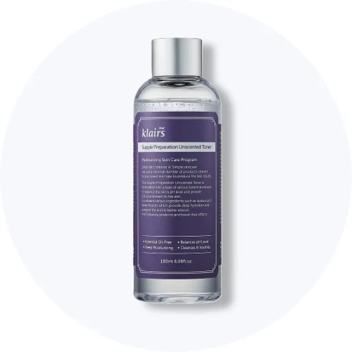 Her ses en Dear, Klairs Supple Preparation Unscented Toner i en gennemsigtig flaske med lilla etiket på en lys baggrund.