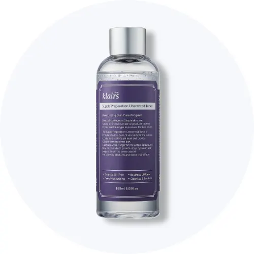 Her ses en Dear, Klairs Supple Preparation Unscented Toner i en gennemsigtig flaske med lilla etiket på en lys baggrund.