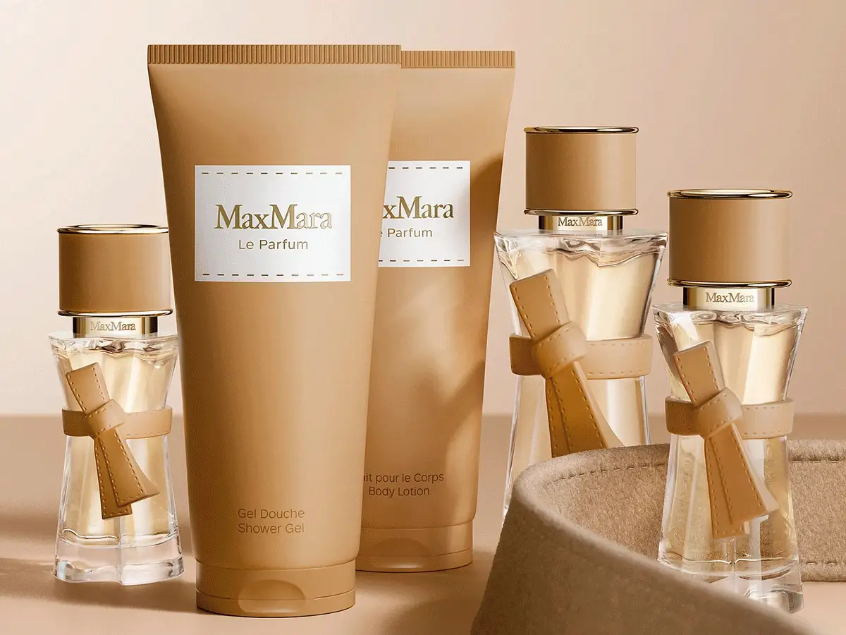 Max Mara Le Parfum sæt med brun tube showergel, brun tube bodylotion og tre parfumeflasker med beige lædersløjfer.