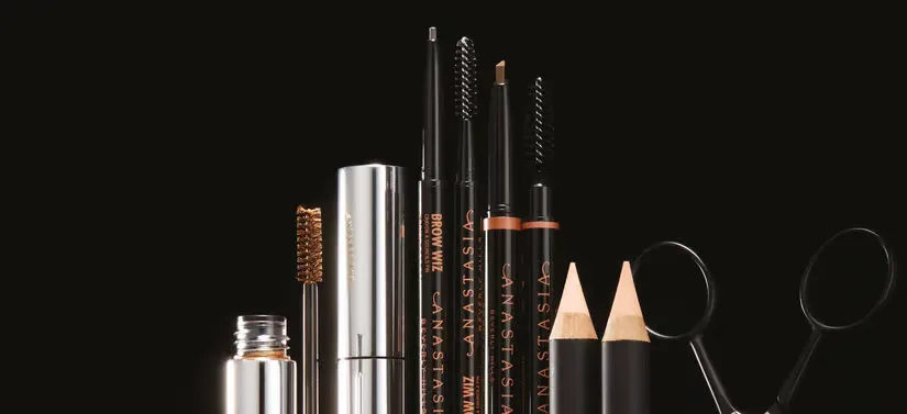Her ses toppen af en masse forskellige Anastasia Beverly Hills produkter på en sort baggrund. 