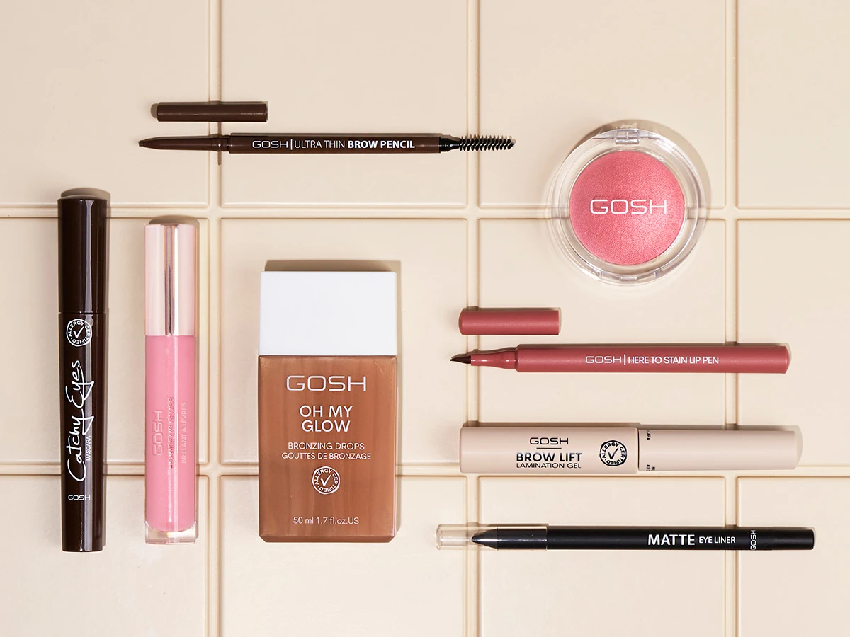 Otte GOSH makeup produkter: mascara, læbeglans, bronzer, øjenbrynspen, blush, læbepen, bryngel og eyeliner.