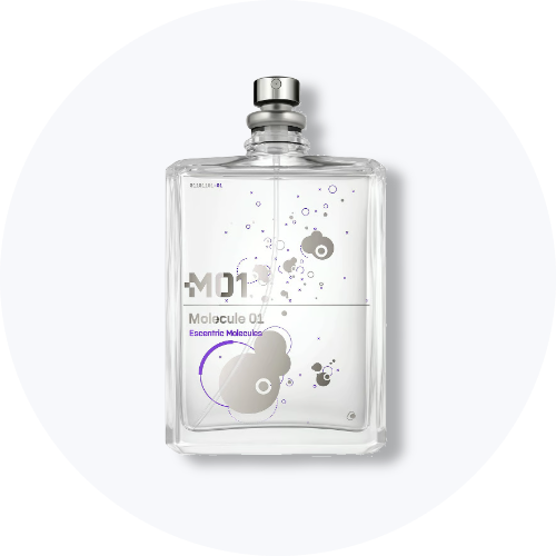Her ses et billede af en parfumeflakon fra Escentric Molecules placeret centralt mod en lys, rund baggrund. På flakonen står teksten “M+ Molecule 01”. Flakonen er i klart glas med sølvfarvet spraytop og grafiske cirkeldetaljer på fronten.