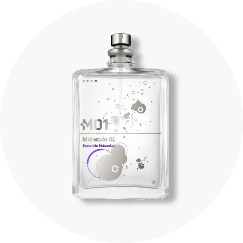Her ses et billede af en parfumeflakon fra Escentric Molecules placeret centralt mod en lys, rund baggrund. På flakonen står teksten “M+ Molecule 01”. Flakonen er i klart glas med sølvfarvet spraytop og grafiske cirkeldetaljer på fronten.