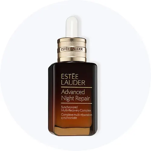 Her ses Estée Lauder Advanced Night Repair i en brun flaske med pipette på en lysegrå cirkel.